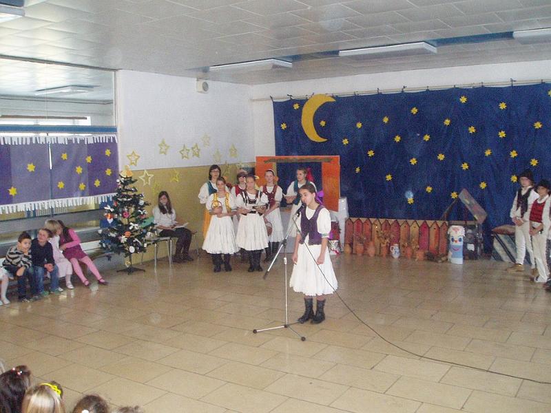 P1010004.JPG - Vianočný program našich žiakov na Vianoce 2009